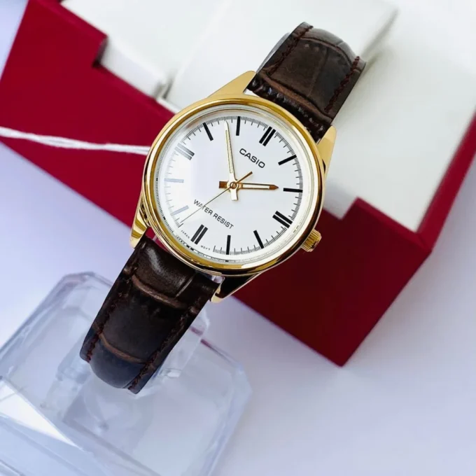 Montre CASIO Femme - Bracelet Marron En Cuir Véritable - Cadran Blanc - 12 Mois De Garantie - LTP-V005GL-7AUDF