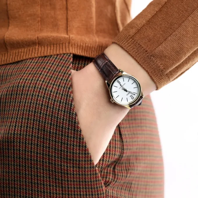 Montre CASIO Femme - Bracelet Marron En Cuir Véritable - Cadran Blanc - 12 Mois De Garantie - LTP-V005GL-7AUDF