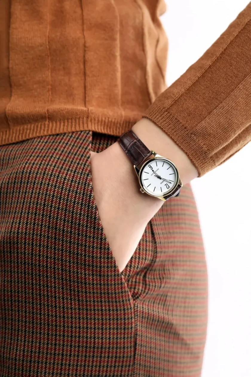 aiwatch_LTP-V005GL-7AUDF - Montre CASIO Femme - Bracelet Marron En Cuir Véritable - Cadran Blanc - 12 Mois De Garantie - LTP-V005GL-7AUDF