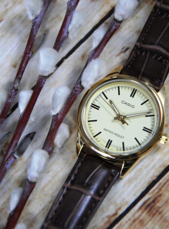 Montre CASIO Femme - Bracelet Marron En Cuir Véritable -Résistante à l'eau - 12 Mois De Garantie - LTP-V005GL-9AUDF