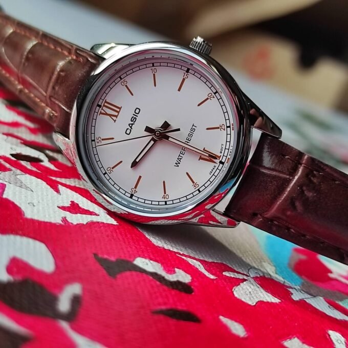 Montre CASIO Femme - Bracelet Marron En Cuir Véritable - Cadran Blanc - 12 Mois De Garantie - LTP-V005L-7B3UDF