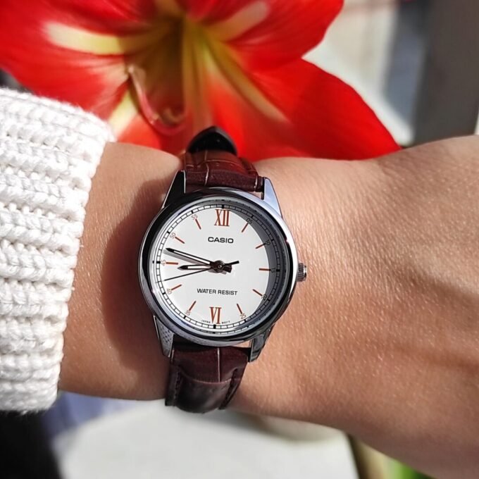 Montre CASIO Femme - Bracelet Marron En Cuir Véritable - Cadran Blanc - 12 Mois De Garantie - LTP-V005L-7B3UDF