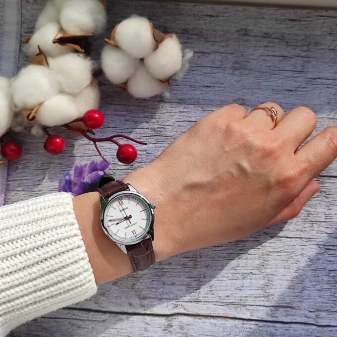 Montre CASIO Femme - Bracelet Marron En Cuir Véritable - Cadran Blanc - 12 Mois De Garantie - LTP-V005L-7B3UDF