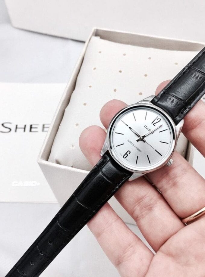 Montre-Bracelet Femme Casio Collection LTP-V005L-7BUDF - Bracelet Noir en Cuir Véritable - Résistante à l'Eau