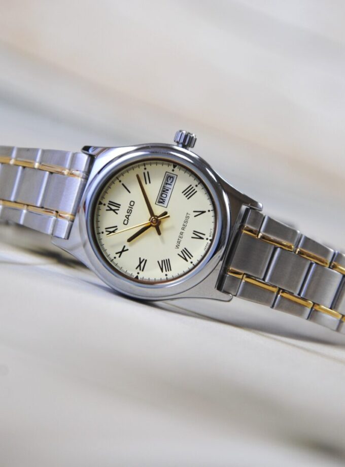 Montre CASIO Femme - Bracelet Gris/DoRée En Acier Inoxydable - Cadran Jaune - 12 Mois De Garantie - LTP-V006SG-9BUDF