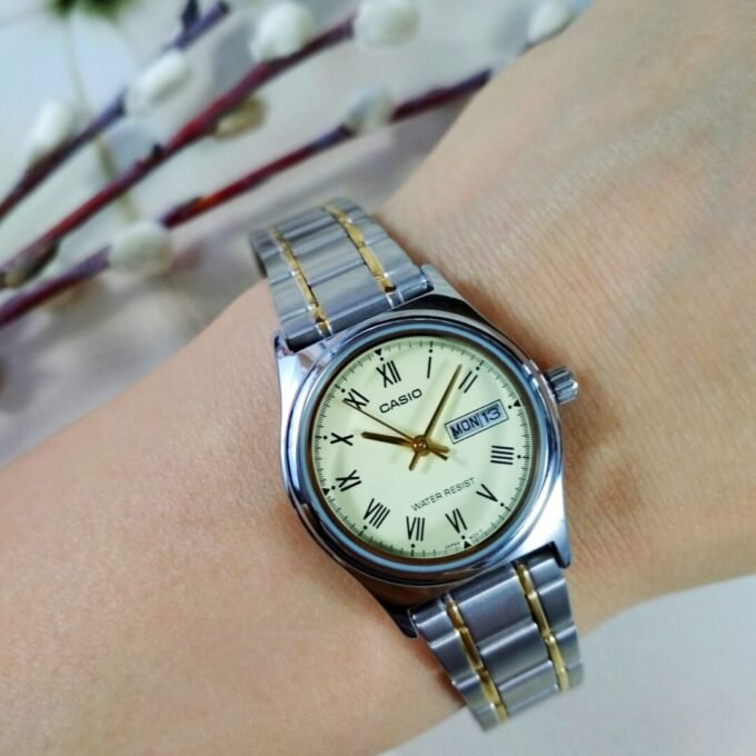 Montre CASIO Femme - Bracelet Gris/DoRée En Acier Inoxydable - Cadran Jaune - 12 Mois De Garantie - LTP-V006SG-9BUDF