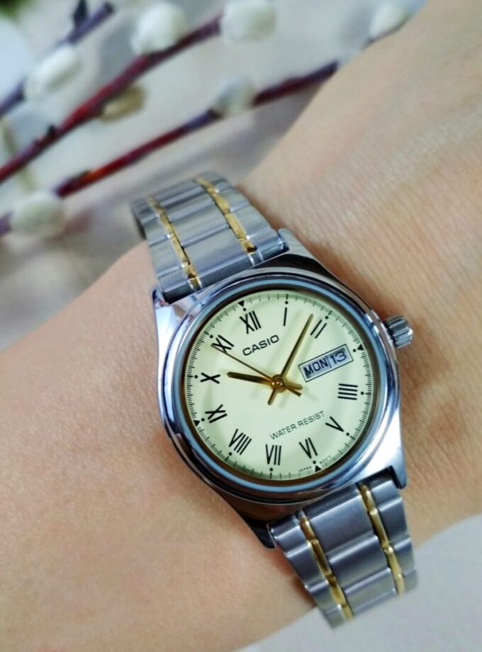 Montre CASIO Femme - Bracelet Gris/DoRée En Acier Inoxydable - Cadran Jaune - 12 Mois De Garantie - LTP-V006SG-9BUDF