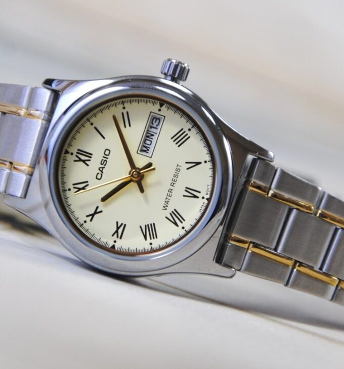 Montre CASIO Femme - Bracelet Gris/DoRée En Acier Inoxydable - Cadran Jaune - 12 Mois De Garantie - LTP-V006SG-9BUDF