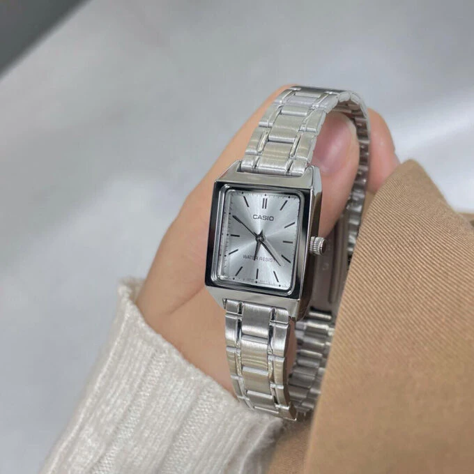 Montre Casio Femme - Bracelet Gris En Acier Inoxydable - Résistante À L'Eau - 12 Mois De Garantie - Ltp-V007D-2Eudf