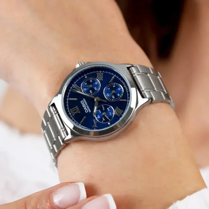 Montre CASIO Femme - Bracelet Gris En Acier Inoxydable - Résistante à l'eau - 12 Mois De Garantie - LTP-V300D-2A2UDF