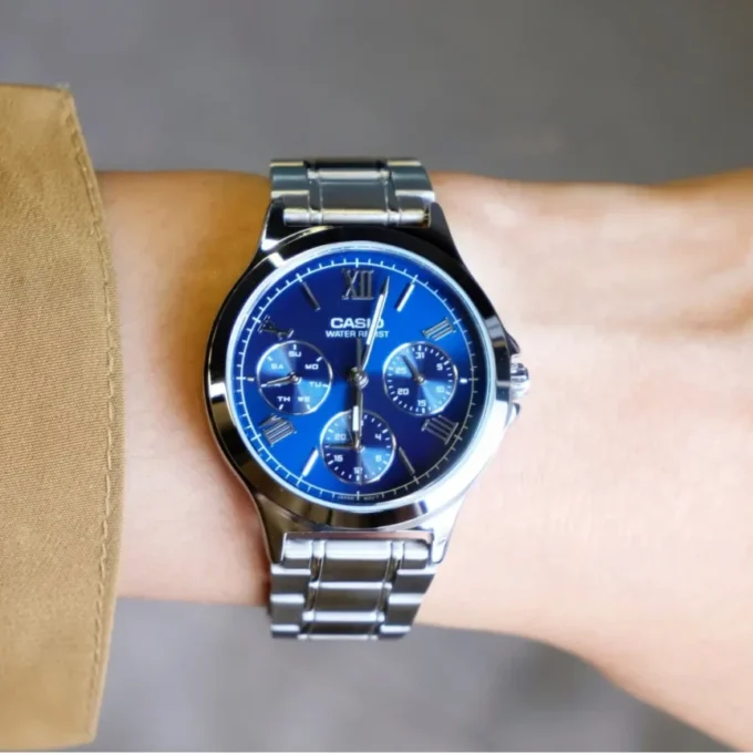 Montre CASIO Femme - Bracelet Gris En Acier Inoxydable - Résistante à l'eau - 12 Mois De Garantie - LTP-V300D-2A2UDF