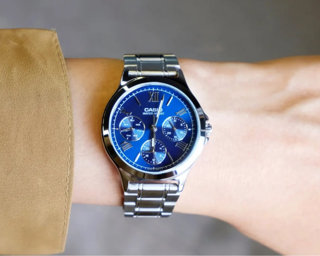 aiwatch_LTP-V300D-2A2UDF - Montre CASIO Femme - Bracelet Gris En Acier Inoxydable - Résistante à l'eau - 12 Mois De Garantie - LTP-V300D-2A2UDF