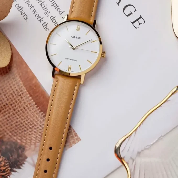 Montre CASIO Femme - Bracelet kaki En Cuir Véritable - LTP-VT01GL-7BUDF - Cadran Blanc - 12 Mois De Garantie