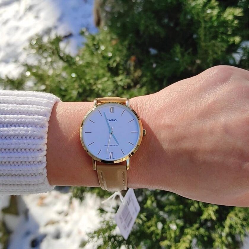 aiwatch_LTP-VT01GL-7BUDF - Montre CASIO Femme - Bracelet kaki En Cuir Véritable -  LTP-VT01GL-7BUDF - Cadran Blanc - 12 Mois De Garantie