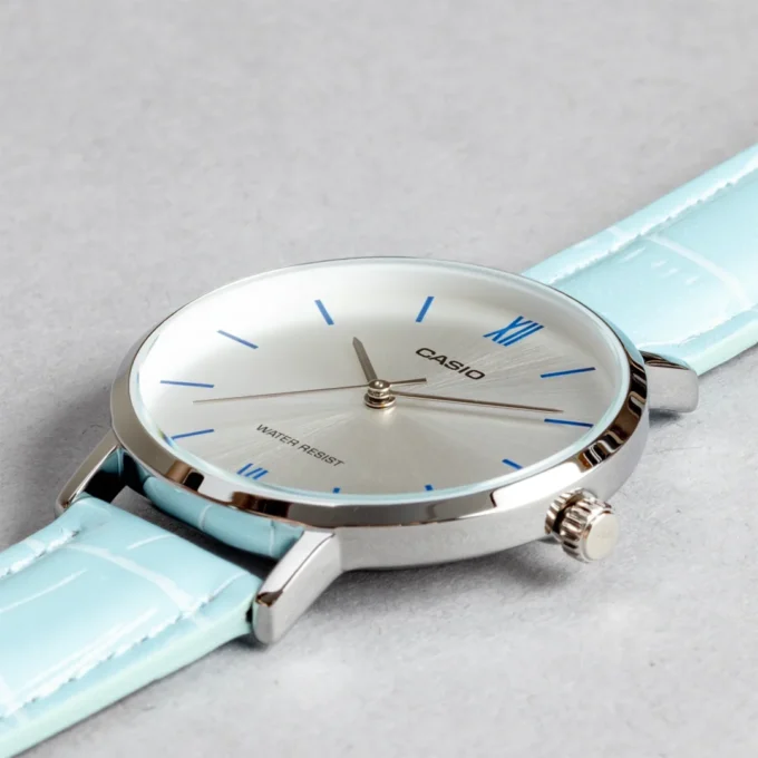 Montre Femme Casio - LTP-VT01L-7B3UDF - Bracelet en cuir bleu ciel - Affichage analogique - Résistant à l'eau