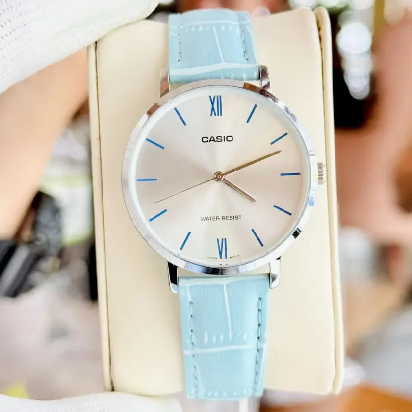 aiwatch_LTP-VT01L-7B3UDF - Montre Femme Casio - LTP-VT01L-7B3UDF - Bracelet en cuir bleu ciel - Affichage analogique - Résistant à l'eau