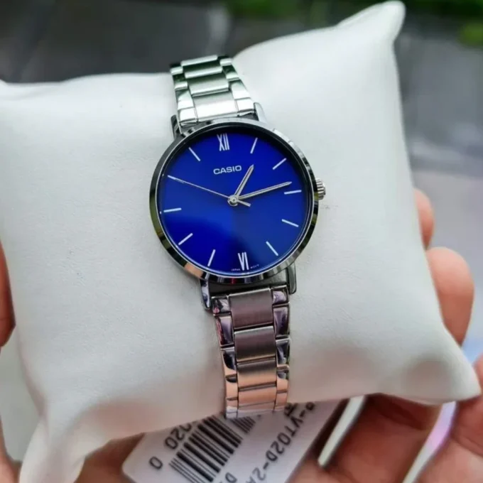 Montre Femme Casio Collection LTP-VT02D-2AUDF - Bracelet Gris En Acier Inoxydable - Résistante à l'eau