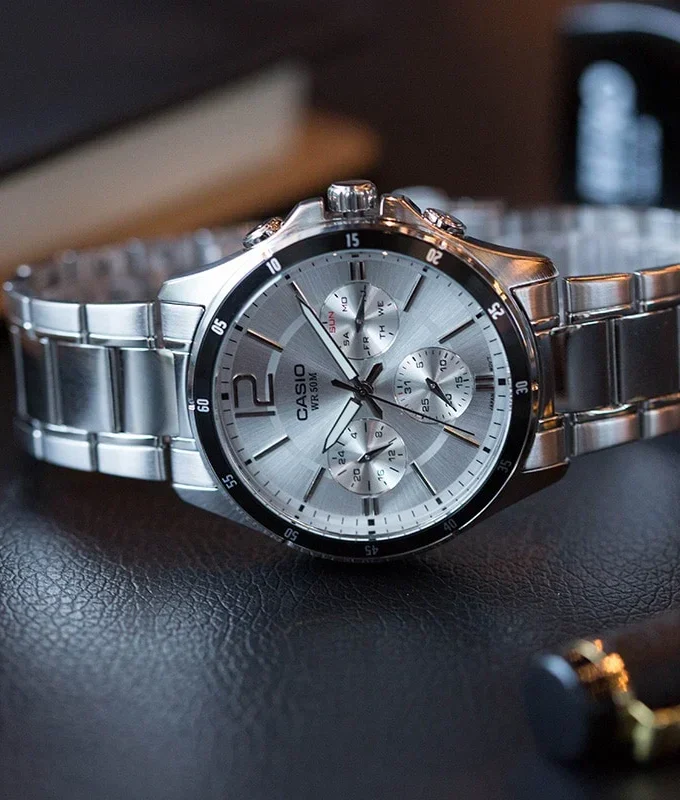 Montre CASIO Homme - Bracelet Gris En Acier Inoxydable - Cadran Blanc - 12 Mois De Garantie - MTP-1374D-7AVDF