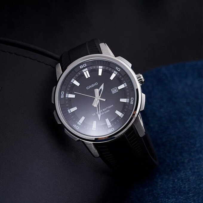 Montre Homme Casio - MTP-E195-1AVDF - Bracelet en résine noir - Résistant à l'eau