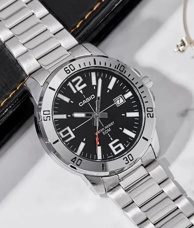 Montre CASIO Homme - Bracelet Gris En Acier Inoxydable - Résistante à l'eau - 12 Mois De Garantie - MTP-VD01D-1BVUDF