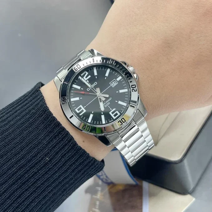 Montre CASIO Homme - Bracelet Gris En Acier Inoxydable - Résistante à l'eau - 12 Mois De Garantie - MTP-VD01D-1BVUDF