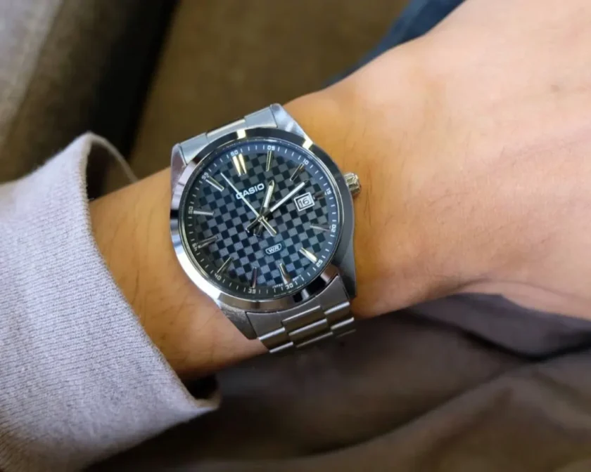 aiwatch_MTP-VD03D-2A2UDF - Montre Homme Casio - Collection Damier - MTP-VD03D-2A2UDF - Bracelet en Acier Inoxydable - Affichage analogique - Résistant à l'eau