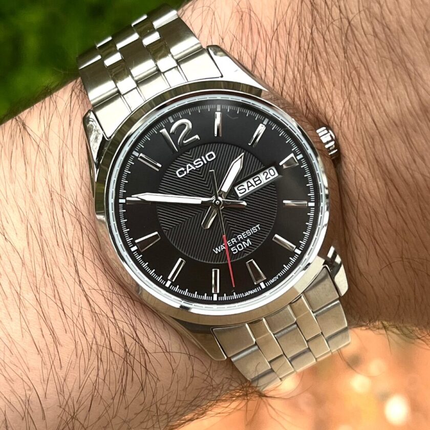 montre casio mtp 1335d 1avdf Élégance classique avec cadran noir et bracelet en acier index luminescents