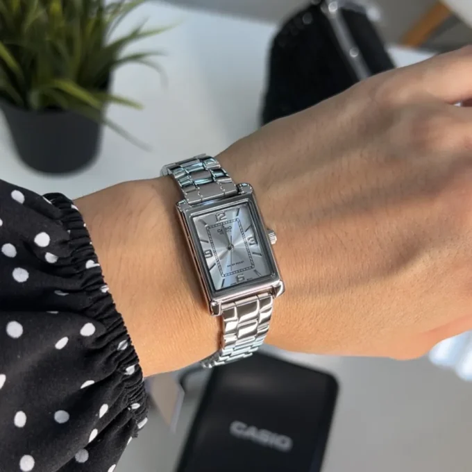 Montre Classique Femme - Design Élégant, Bracelet Acier Inoxydable, Résistance à lEau, Cadran Argenté - Acier - Argent - Référence LTP-1234DD-7ADF