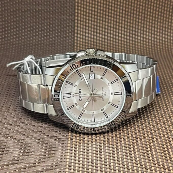 Montre Classique Homme - Casio MTP-VD01D-7CVUDF - Cadran Argenté, Bracelet Acier, Étanche, Quartz - Acier Inoxydable - Référence MTP-VD01D-7CVUDF