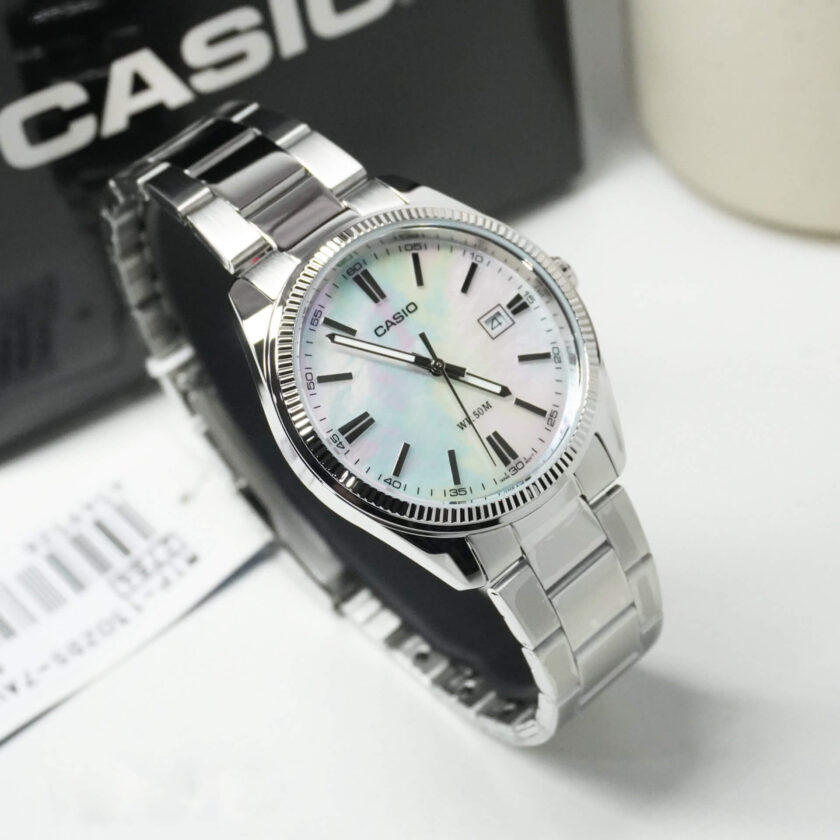 montre classique homme casio mtp 1302ds 7avdf acier inoxydable, bracelet métal, cadran blanc, Étanche 50m référence mtp 1302ds 7avdf