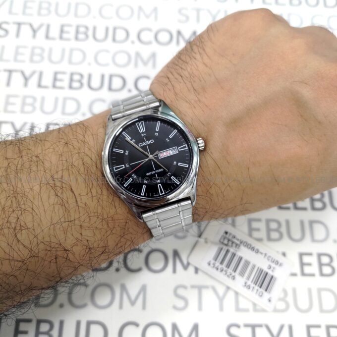 Montre Classique - Casio - Homme - Design Élégant, Résistant à lEau, Bracelet Acier Inoxydable, Cadran Noir - Acier - Argenté - Référence MTP-V006D-1CUDF