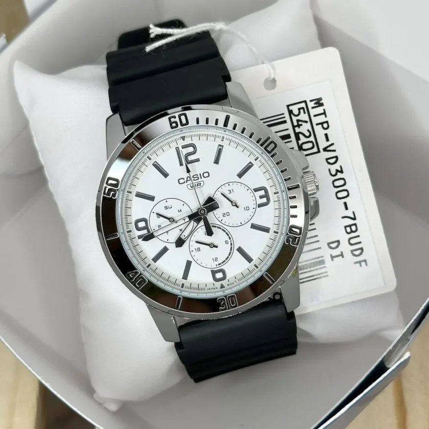 montre homme casio mtp vd300 7budf bracelet en résine noir chronographe >affichage analogique résistant à l'eau