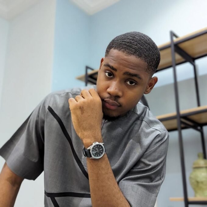 montre classique homme design moderne et élégant, cadran à motif rayé, étanche 50m, bracelet cuir véritable acier inoxydable mtp e725l 1avdf