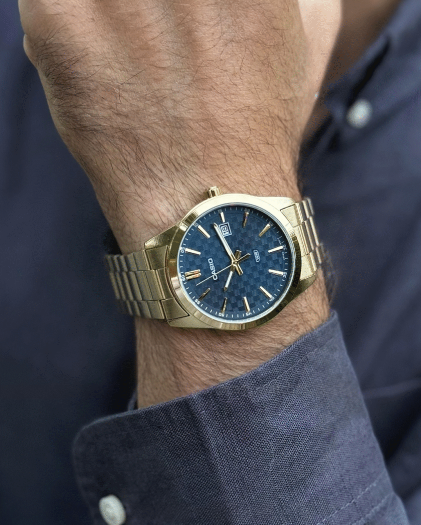 montre homme casio classique résistante à leau, affichage analogique, bracelet acier inoxydable doré, cadran bleu mtp vd03g 2audf