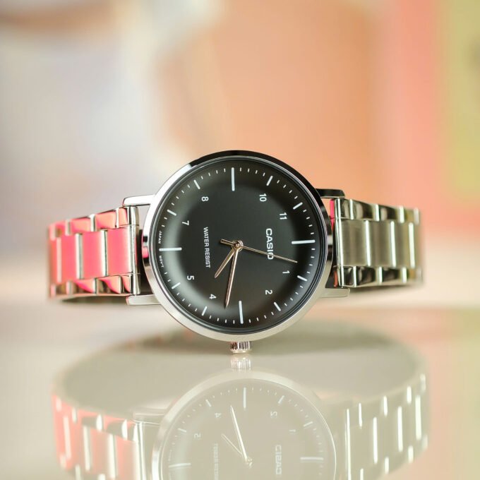 Montre Homme LTP-VT03D-1BDF - Boîtier 40 × 34 × 7,9 mm, Poids 64 g, Bracelet Acier Inoxydable, Résistant à l’Eau, Autonomie 3 ans, Verre Minéral, Précision ±20s/mois, Triple Fermoir, Ref. LTP-VT03D-1BDF