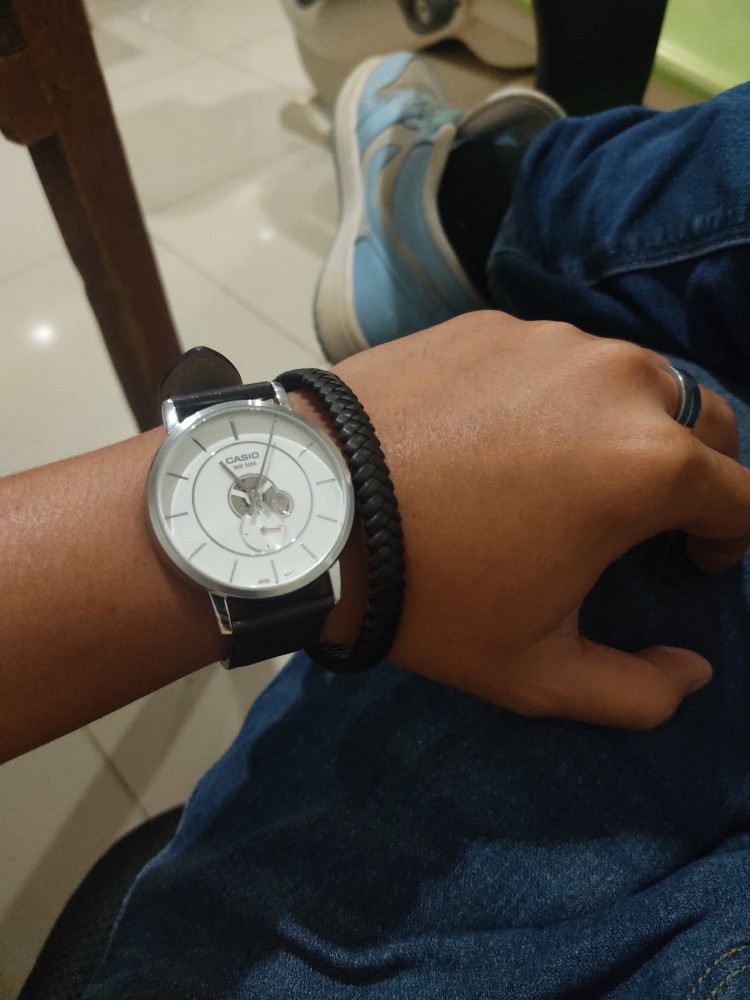 casio mtp b130l 7avdf montre Élégante pour homme avec résistance à l'eau cadran blanc et bracelet en cuir
