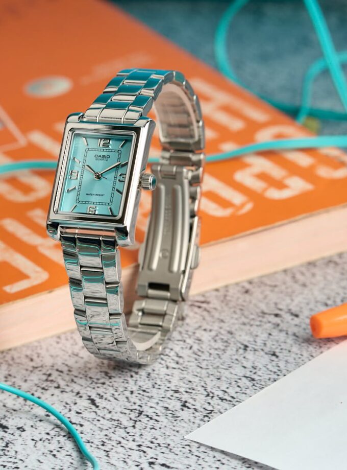 montre classique femme design Élégant, bracelet acier inoxydable, résistance à leau, mouvement quartz acier bleu référence ltp 1234dd 2adf