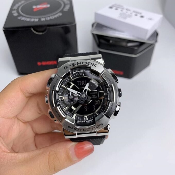 Montre G-Shock Casio GM-110-1ADR - Classique Homme - Chocs 20 ATM, Chrono 1/100s, Monde 31 Fuseaux, LED Auto - Résine/Acier Inox - Noir - GM-110-1ADR
