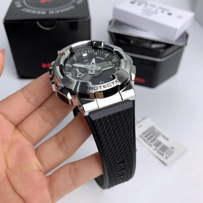 Montre G-Shock Casio GM-110-1ADR - Classique Homme - Chocs 20 ATM, Chrono 1/100s, Monde 31 Fuseaux, LED Auto - Résine/Acier Inox - Noir - GM-110-1ADR