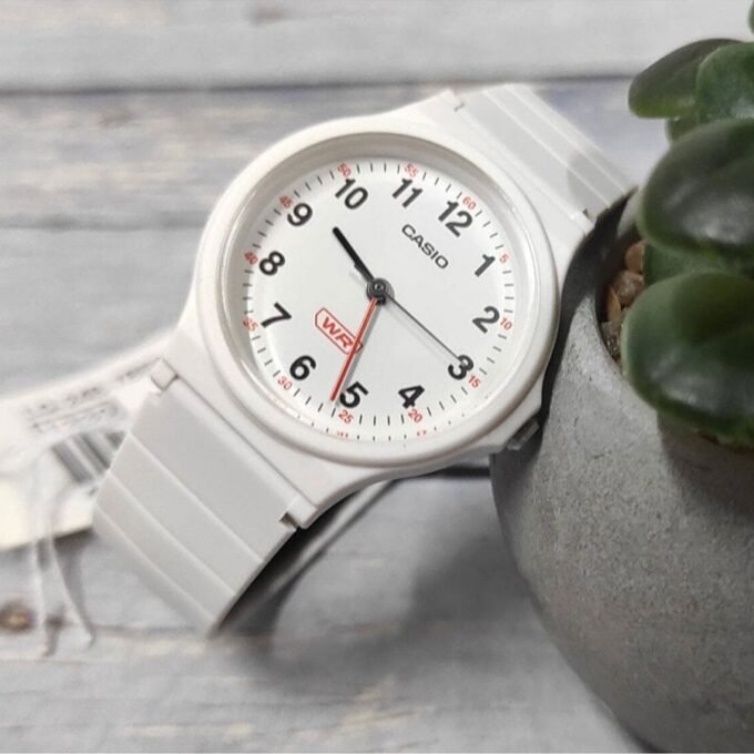 Montre Classique - CASIO - Unisexe - Design Élégant, Résistante, Bracelet Confortable - Noir - Référence LQ-24B-7BDF