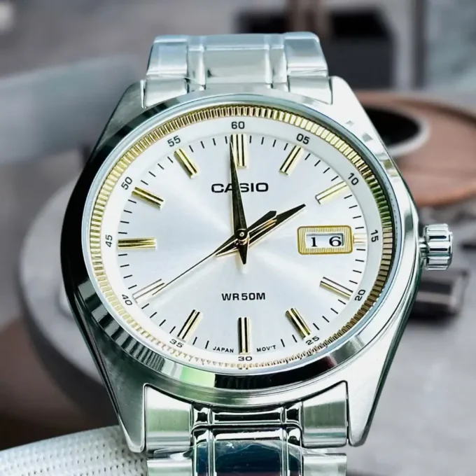 Montre Homme Casio MTP-B180D-7AVDF – Acier inoxydable, Bracelet acier, Verre minéral, Résistante 50m, Date, 3 aiguilles – Argent – Référence MTP-B180D-7AVDF