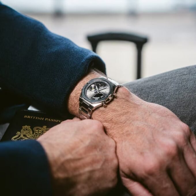 Montre Connectée Homme Casio – Acier Inoxydable, Quartz Japonais Bluetooth, Étanche 100m, Verre Saphir, Bracelet Métal avec Fermoir Triple, Chronographe, Heure Mondiale, Alarme, Compte à Rebours, Super Illuminator LED, Autonomie 2 Ans – Argenté – Référence à préciser - ECB-S10D-8ADF