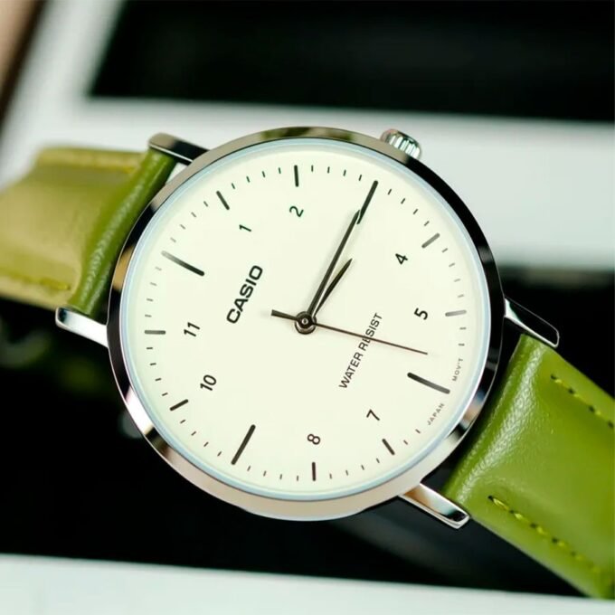 Montre Analogique Casio LTP-VT03L-3B pour Femme, Minimaliste, Bracelet en Cuir Vert, Cadran Beige Concave, 3 aiguilles - LTP-VT03L-3BDF