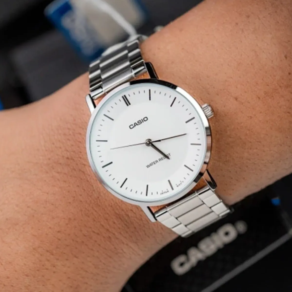 montre-analogique-casio-pour-homme-minimaliste-bracelet-en-acier-gris-cadran-blanc-concave-3-aiguilles-mtp-vt04d-7edf-mtp-vt04d-7edf