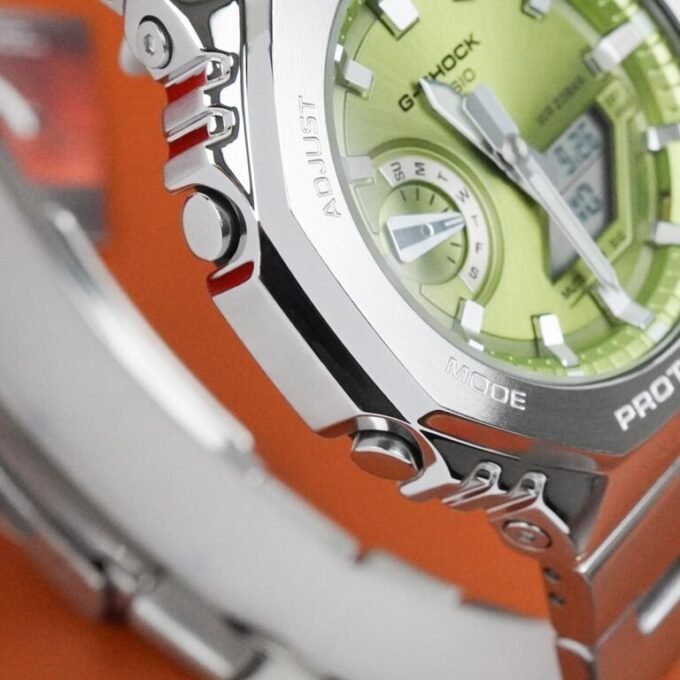 Montre G-SHOCK GM-2110D-3ADR - Unisexe - 20 ATM, Chronomètre 1/100s, 31 Fuseaux Horaires, Alarmes - Résine/Acier Inox - Argent - GM-2110D-3ADR