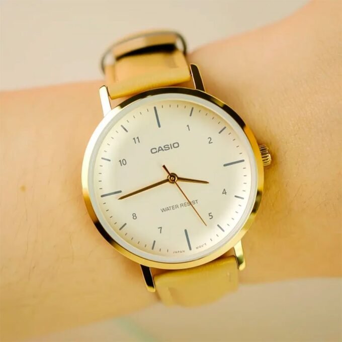 Montre Femme Quartz Analogique – Boîtier Boré 40x34mm, Verre Minéral, Bracelet Cuir Véritable, Etanche Usage Quotidien – LTP-VT03GL-4BDF