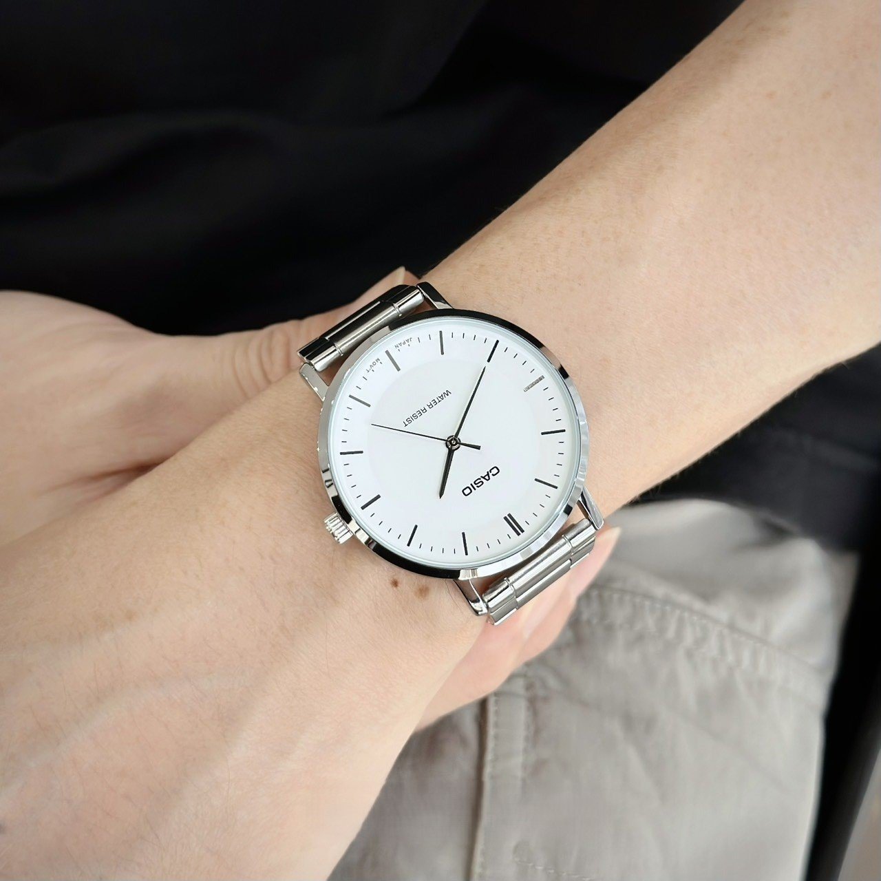 montre-analogique-casio-pour-homme-minimaliste-bracelet-en-acier-gris-cadran-blanc-concave-3-aiguilles-mtp-vt04d-7edf-mtp-vt04d-7edf