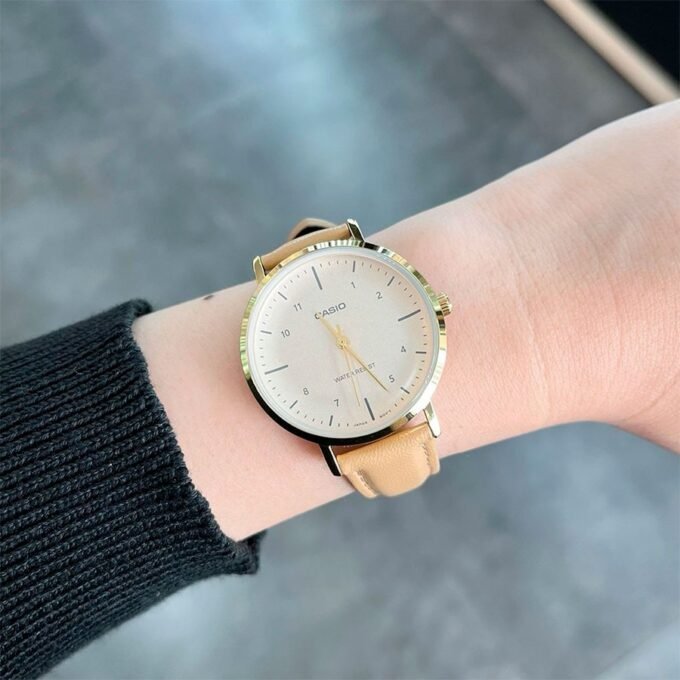 Montre Femme Quartz Analogique – Boîtier Boré 40x34mm, Verre Minéral, Bracelet Cuir Véritable, Etanche Usage Quotidien – LTP-VT03GL-4BDF