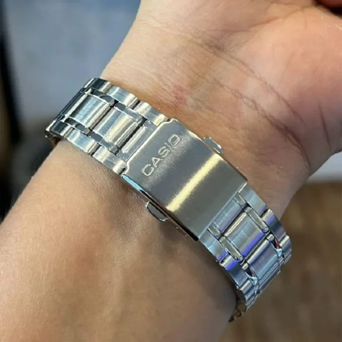 Montre Classique Homme Casio MTP-E515D-1AVDF – Acier Inoxydable, Bracelet Métal, Étanche, Design Élégant – Argenté – Chronographe - MTP-E515D-1AVDF