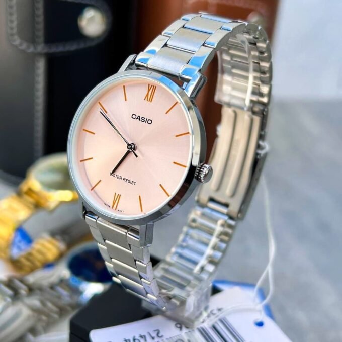 Montre CASIO Femme - LTP-VT01D-4BUDF - Bracelet Gris En Acier Inoxydable - Résistante à l'eau - 12 Mois De Garantie